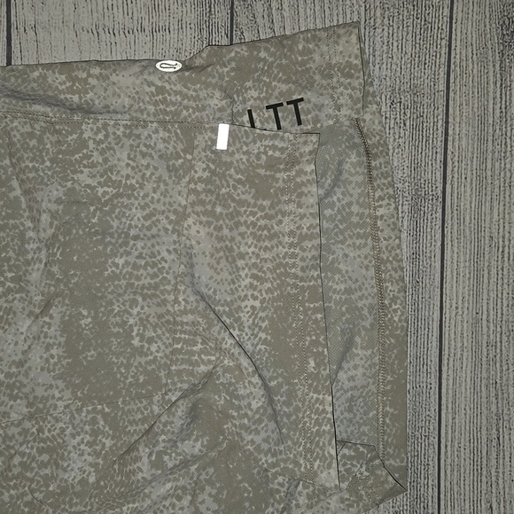 Lululemon Men's License to Train Linerless Shorts White/Cream Camo Size S - Picture 6 of 8